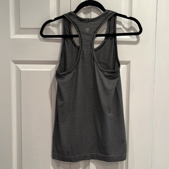 ❤️SOLD❤️Lululemon Athletica Black and White striped Run Swiftly Tank Top - Picture 3 of 4